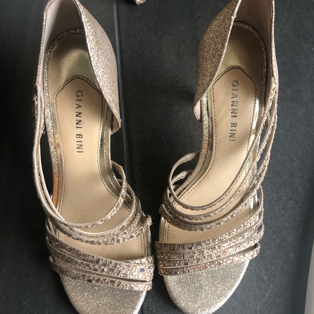Gold heels - Picture 2 of 3